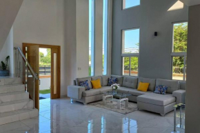 5 Star Villa minutes from Airport and Beaches